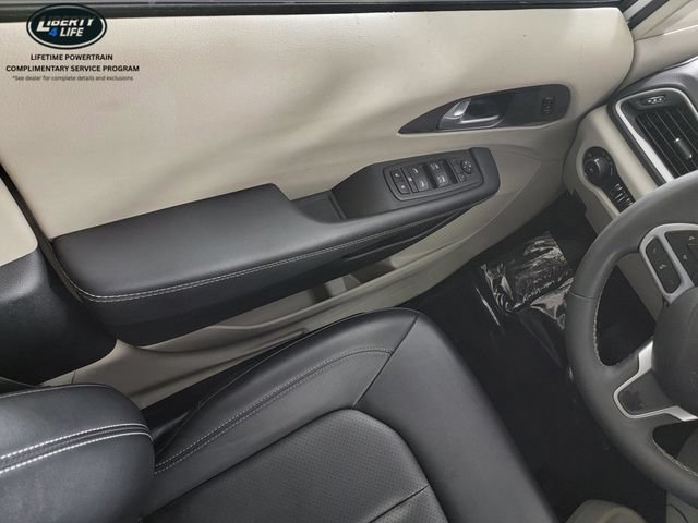 Used 2024 Chrysler Pacifica Touring-L FWD image 30