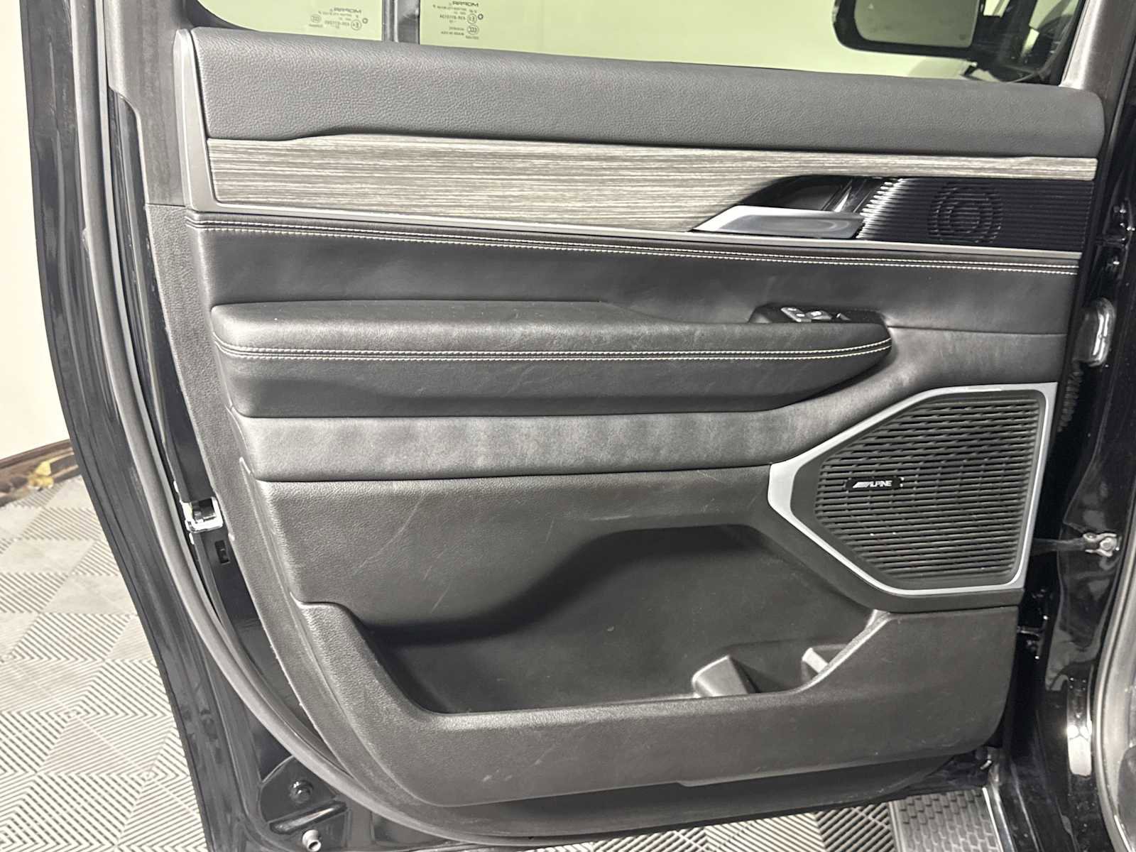 Used 2024 Jeep Wagoneer L Series II w/ Flexible Seating Group image 25