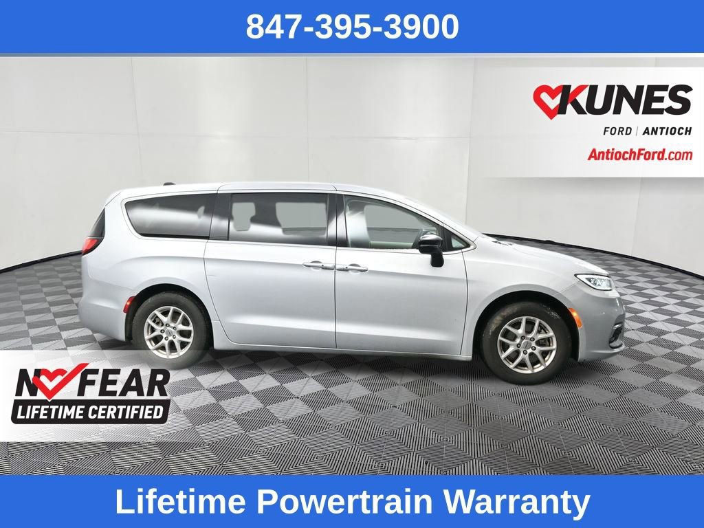 Used 2024 Chrysler Pacifica Touring-L image 18