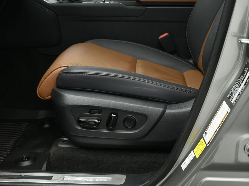 Used 2025 Lexus GX 550 w/ Accessory Package (2T) image 33