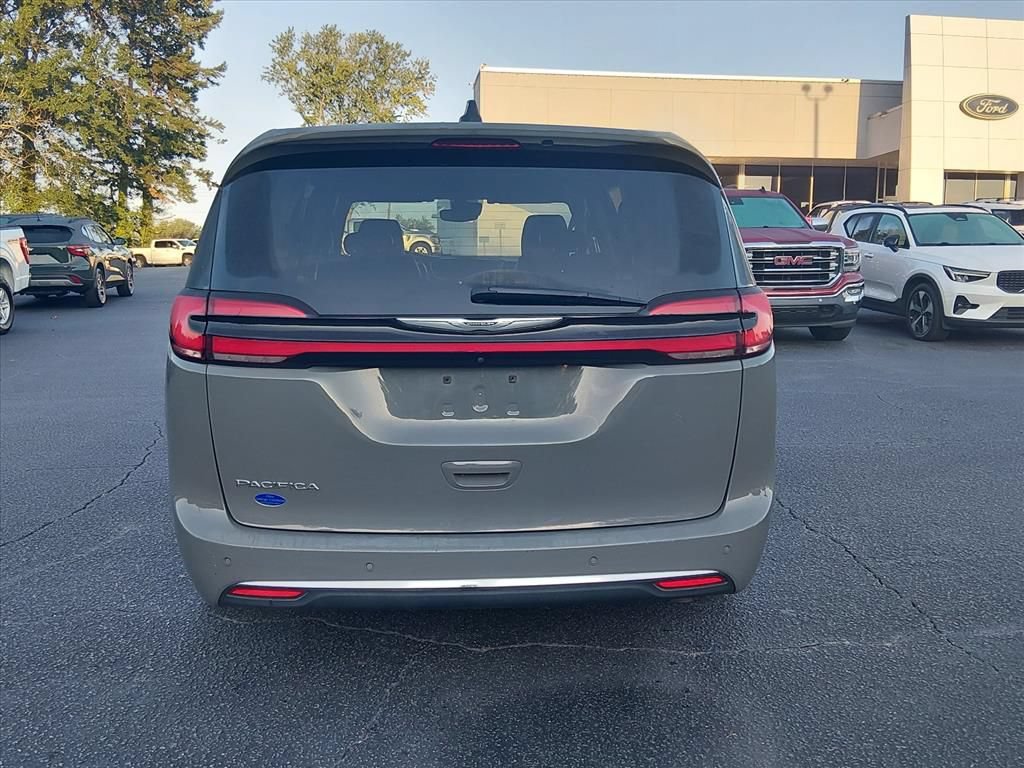 Used 2023 Chrysler Pacifica Touring-L FWD image 5