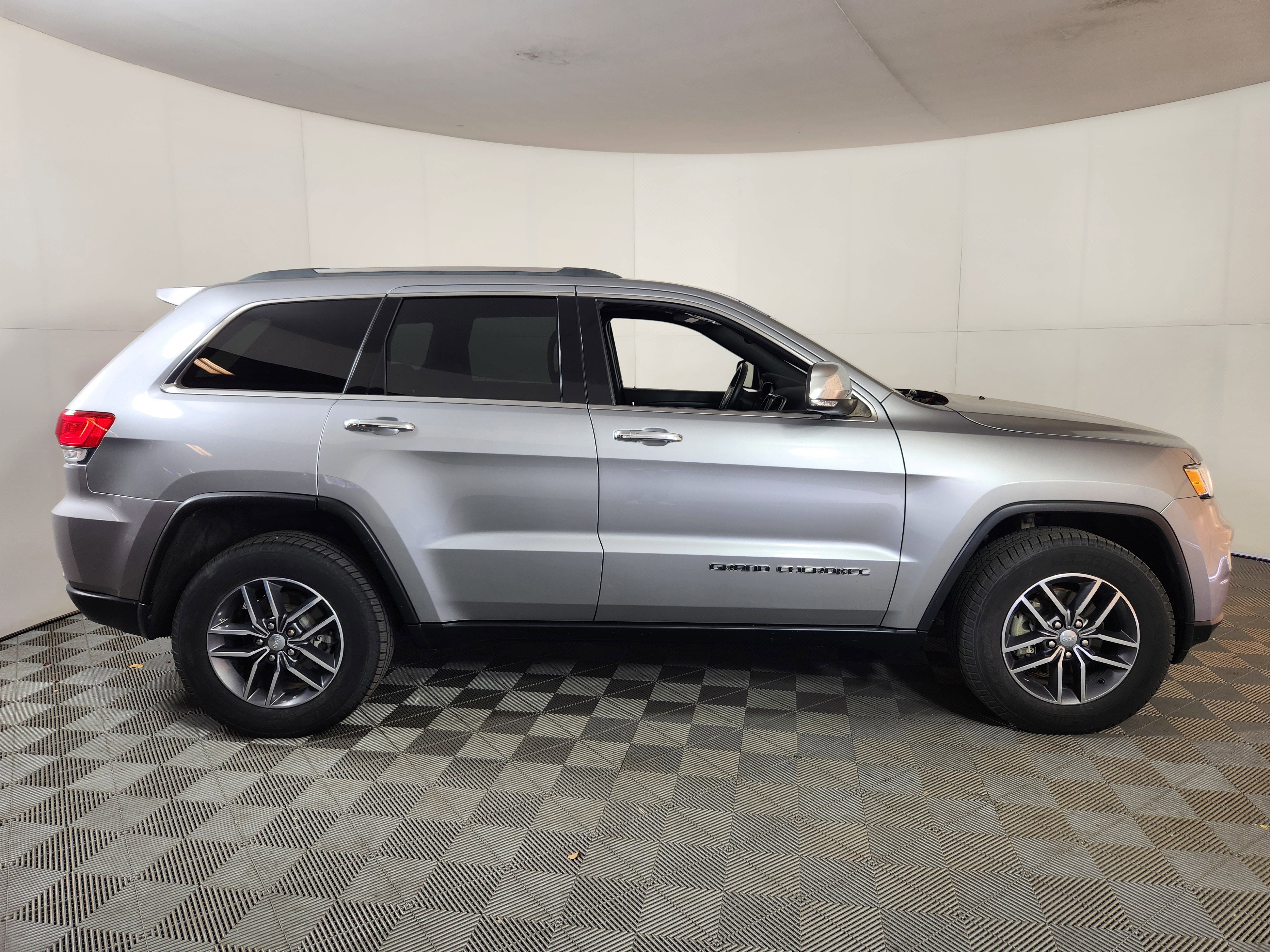 Used 2018 Jeep Grand Cherokee Limited image 6
