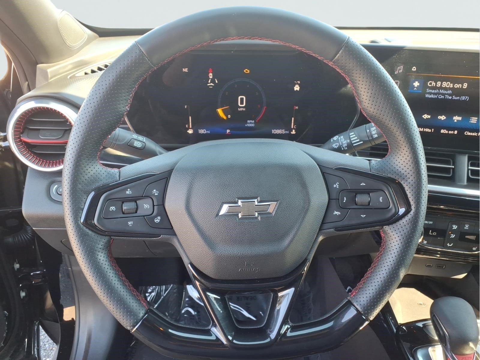 Used 2024 Chevrolet Trax RS w/ Sunroof Package FWD image 9