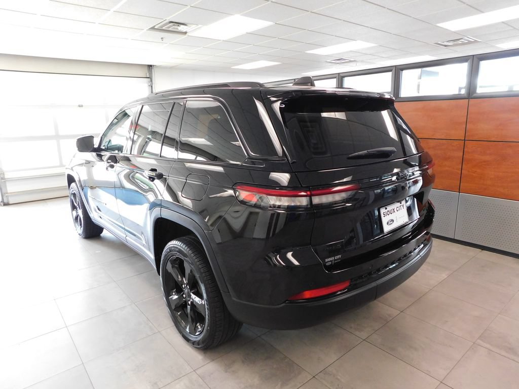 Used 2024 Jeep Grand Cherokee Limited w/ Black Appearance Package AWD/4WD image 6