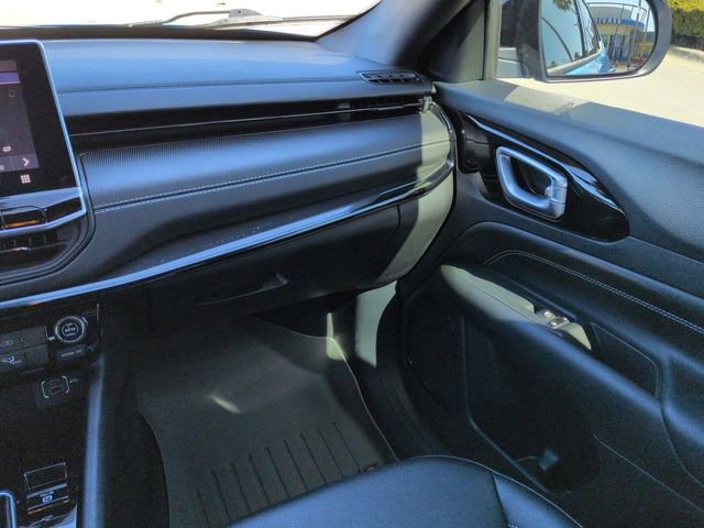 Used 2024 Jeep Compass Latitude w/ Altitude Special Edition image 17