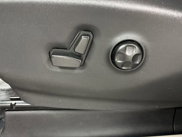 Used 2023 Chrysler Pacifica Touring-L image 4