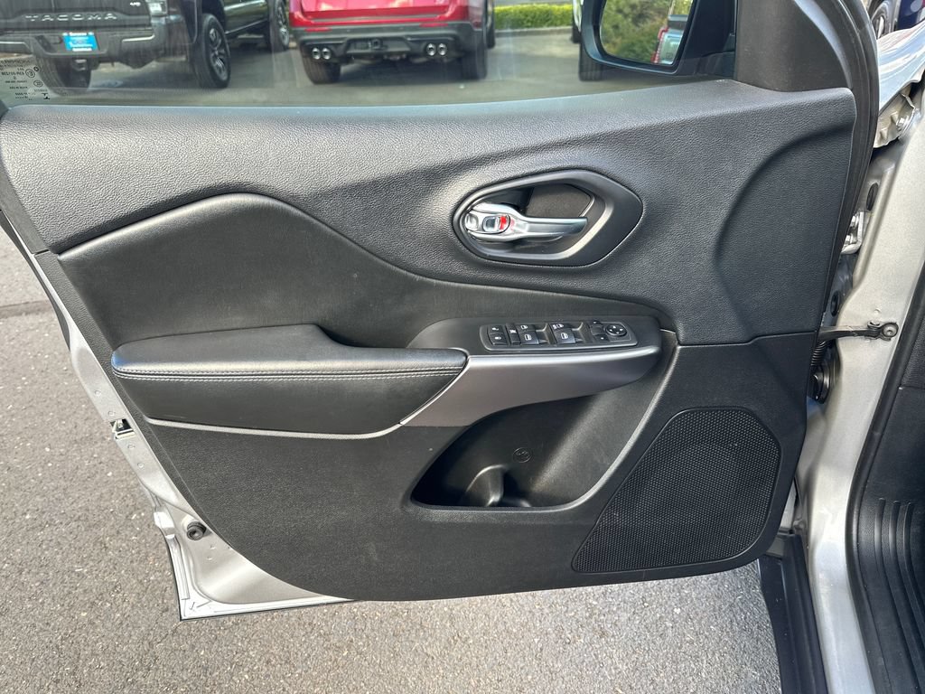 Used 2019 Jeep Cherokee Latitude w/ Popular Appearance Group FWD image 13