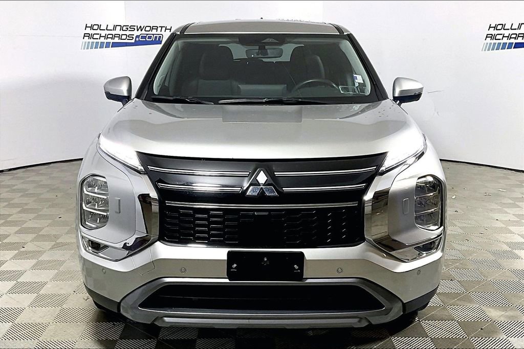 Used 2025 Mitsubishi Outlander SE AWD/4WD image 2