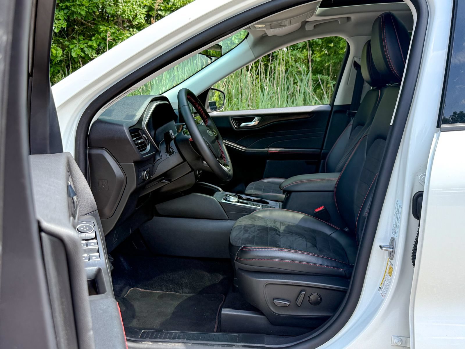 Certified 2022 Ford Escape SEL w/ SEL Stealth AWD Package image 19