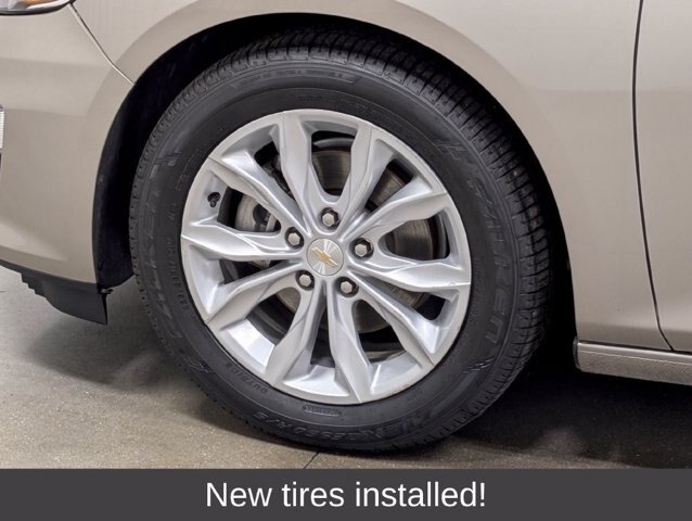 Used 2025 Chevrolet Malibu LT FWD image 2