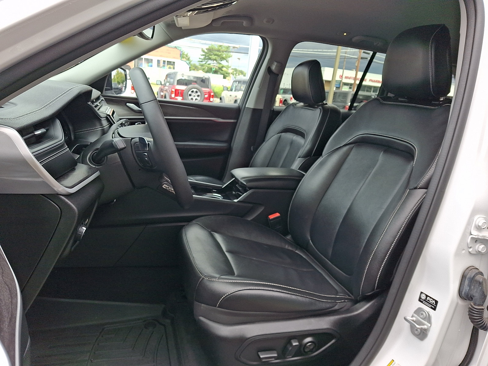 Used 2023 Jeep Grand Cherokee Limited AWD/4WD image 15