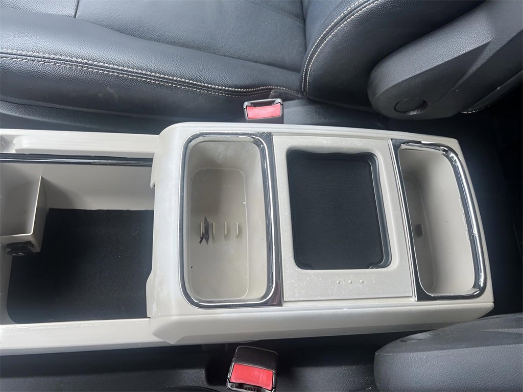 Used 2016 Chrysler Town & Country Touring image 29