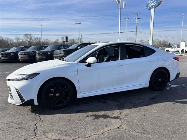 Used 2025 Toyota Camry SE w/ Convenience Package image 3