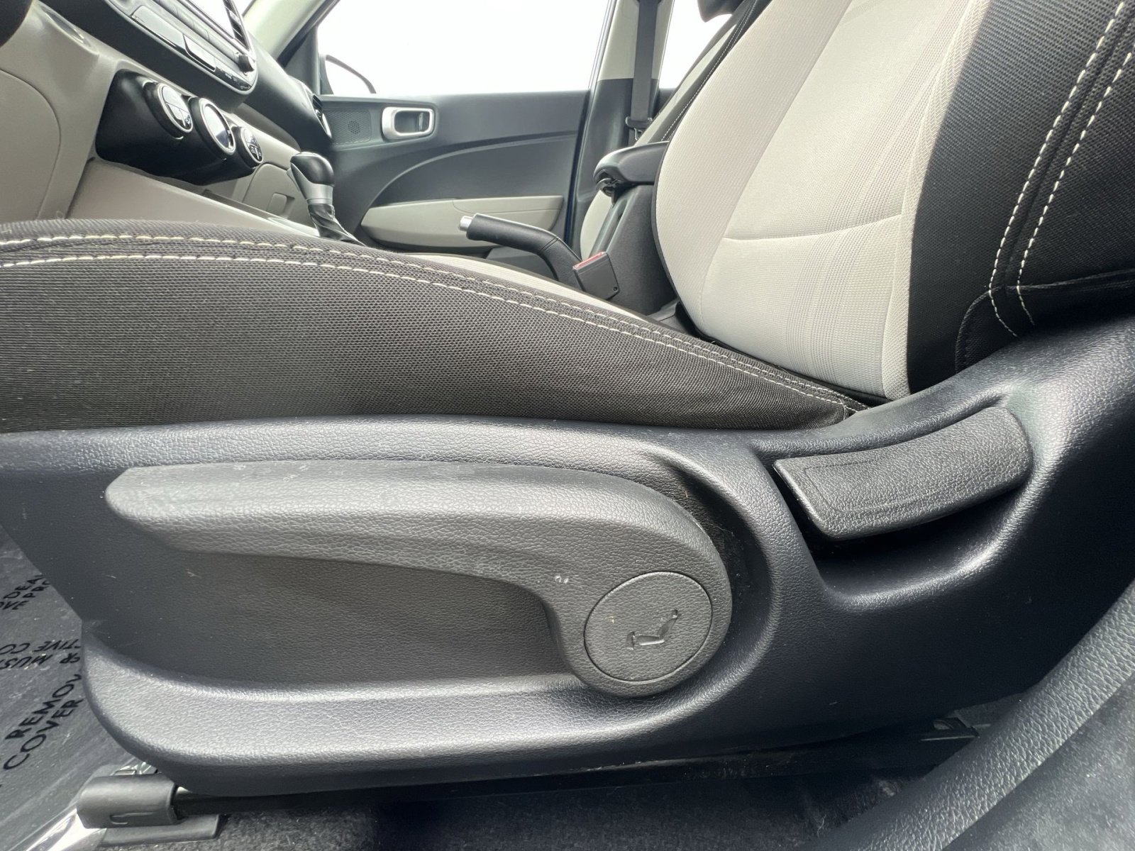 Used 2025 Hyundai Venue SEL FWD image 22