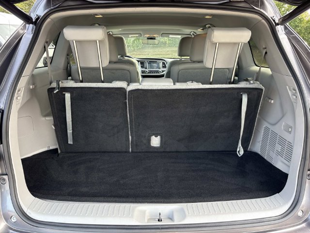 Used 2019 Toyota Highlander XLE FWD image 13
