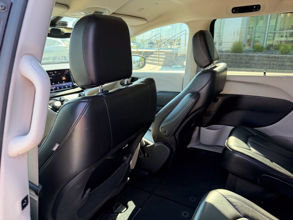 Used 2023 Chrysler Pacifica Touring-L FWD image 13