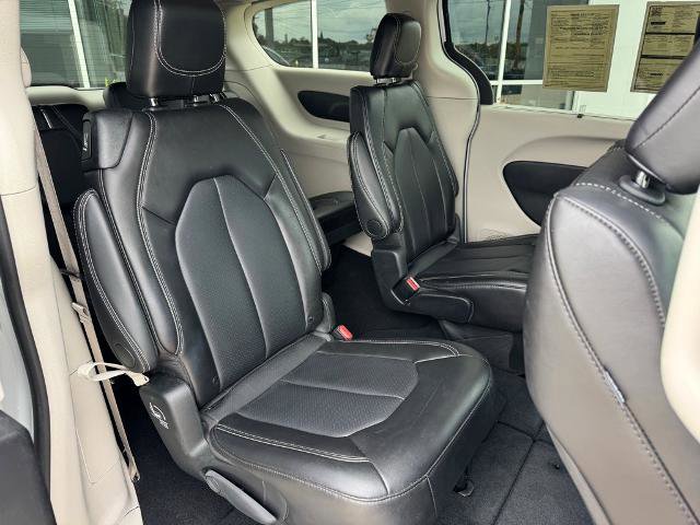 Used 2024 Chrysler Pacifica Touring-L image 11