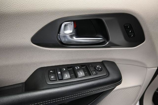 Used 2024 Chrysler Pacifica Touring-L FWD image 17
