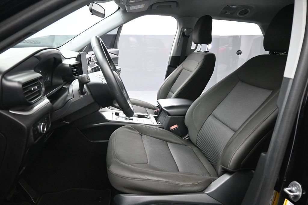 Certified 2024 Ford Explorer XLT RWD image 9