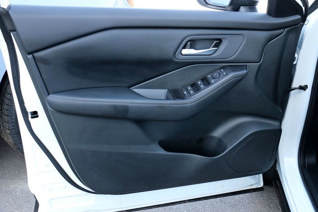 Used 2026 Nissan Rogue SV FWD image 15