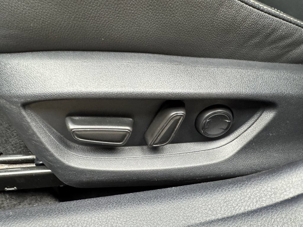 Used 2025 Toyota Camry SE FWD image 11