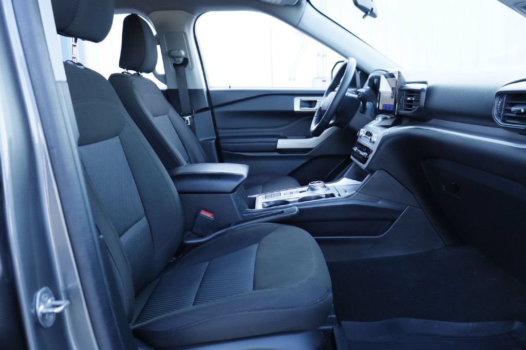Certified 2024 Ford Explorer XLT RWD image 16