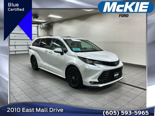 Used 2024 Toyota Sienna XLE image 1