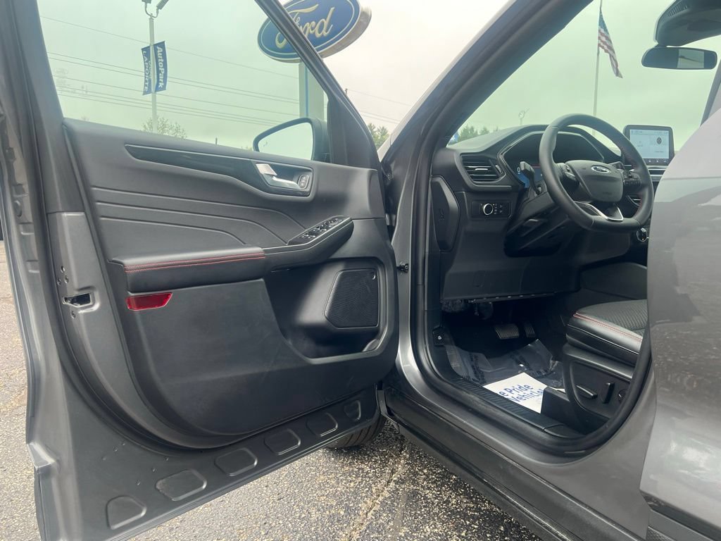 Certified 2026 Ford Escape ST-Line AWD/4WD image 9