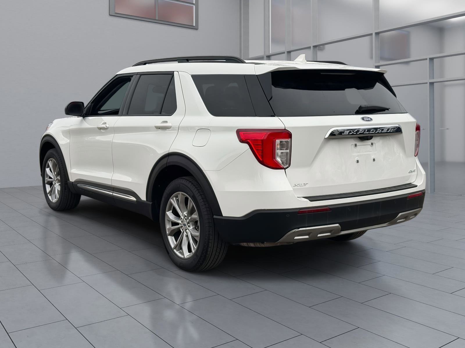 Certified 2022 Ford Explorer XLT w/ Equipment Group 202A image 4