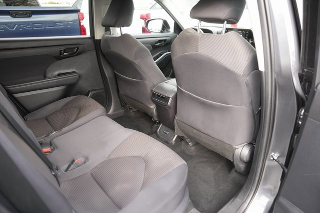Used 2021 Toyota Highlander LE image 14
