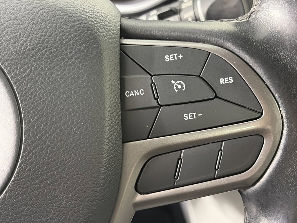 Used 2021 Jeep Cherokee Latitude Lux w/ Comfort/Convenience Group image 18