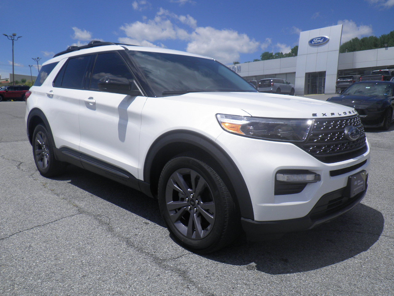 Certified 2024 Ford Explorer XLT w/ Equipment Group 202A AWD/4WD image 1