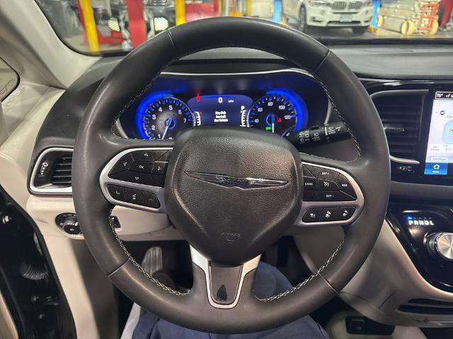 Used 2024 Chrysler Pacifica Touring-L image 16