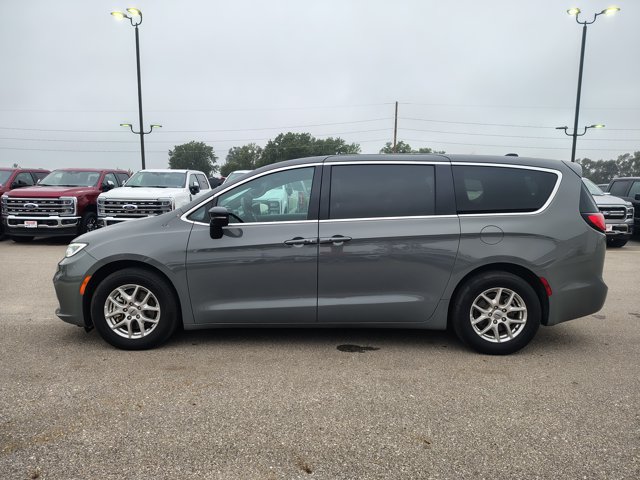 Used 2025 Chrysler Pacifica Select FWD image 5