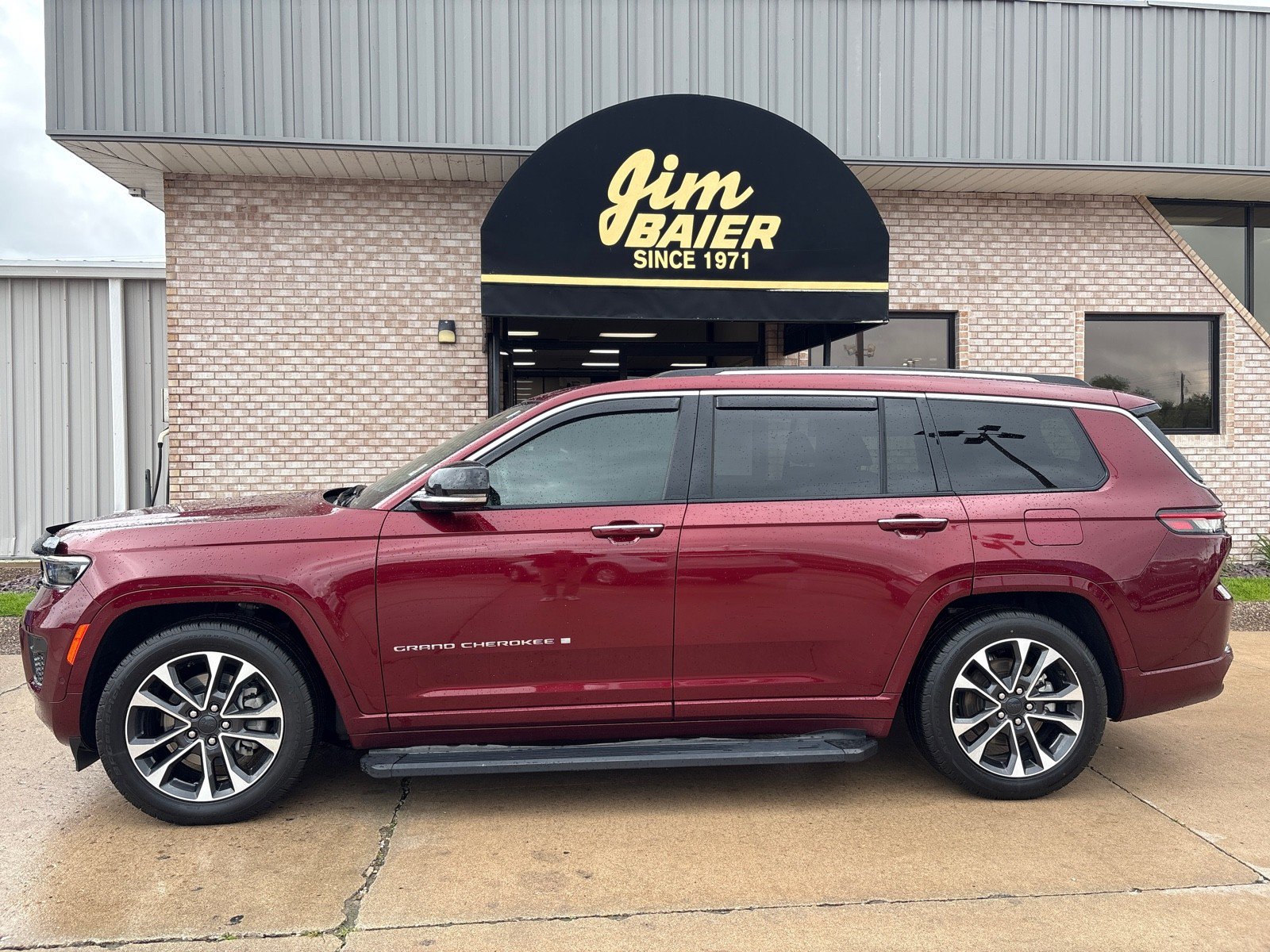 Used 2023 Jeep Grand Cherokee L Overland w/ Luxury Tech Group IV AWD/4WD image 2