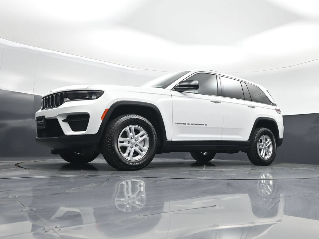 Used 2025 Jeep Grand Cherokee Laredo w/ Luxury Tech Group I AWD/4WD image 38