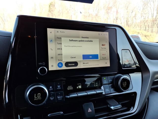 Used 2023 Toyota Highlander LE image 24