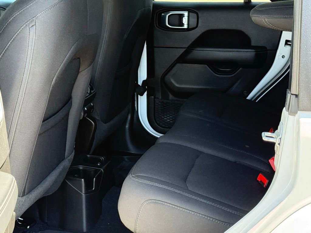 Used 2022 Jeep Wrangler Unlimited Sahara AWD/4WD image 8