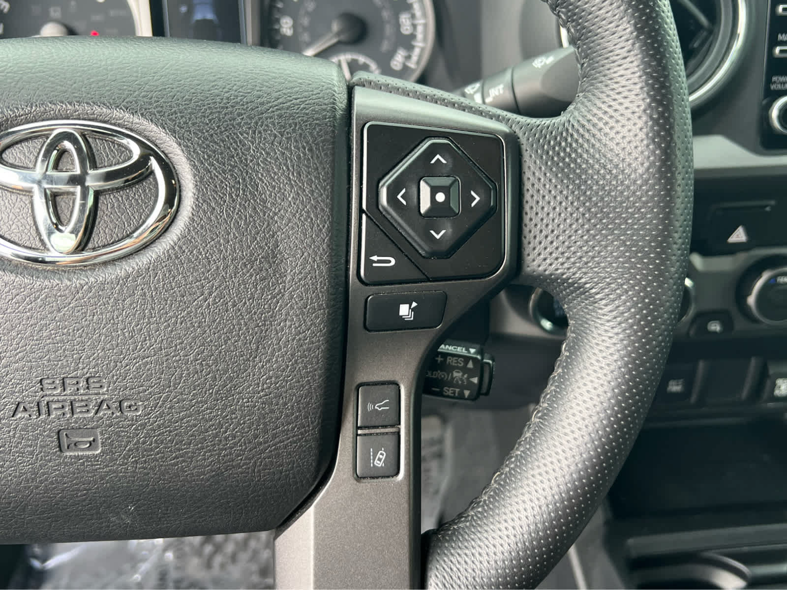 Used 2022 Toyota Tacoma TRD Off-Road AWD/4WD image 32