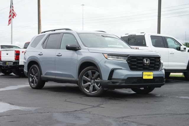 Used 2025 Honda Pilot Sport image 2