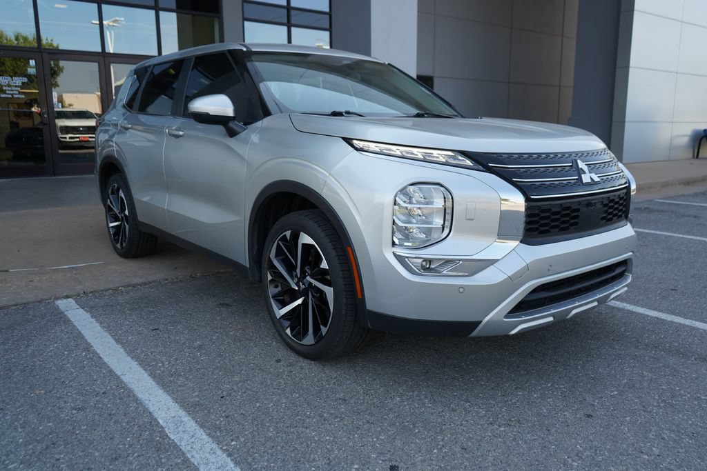 Used 2024 Mitsubishi Outlander SE AWD/4WD image 2