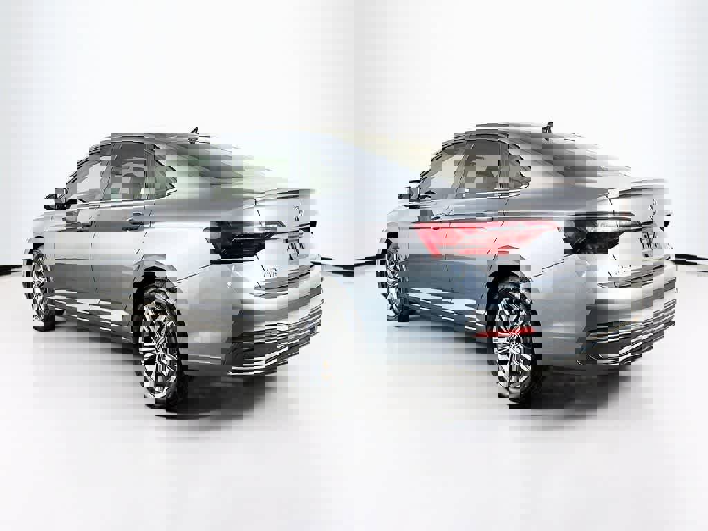 Used 2024 Volkswagen Jetta SE image 3