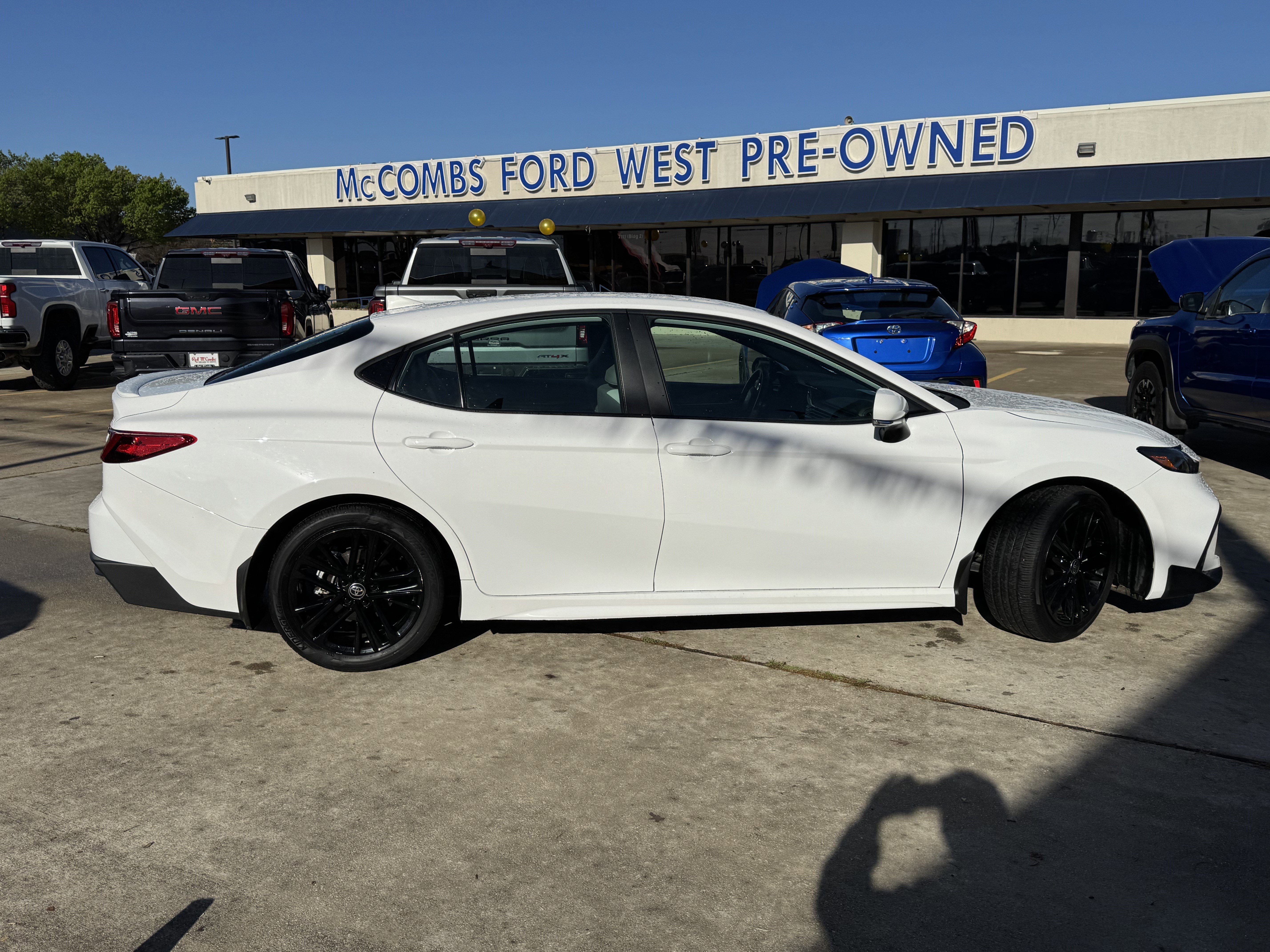 Used 2025 Toyota Camry SE image 3