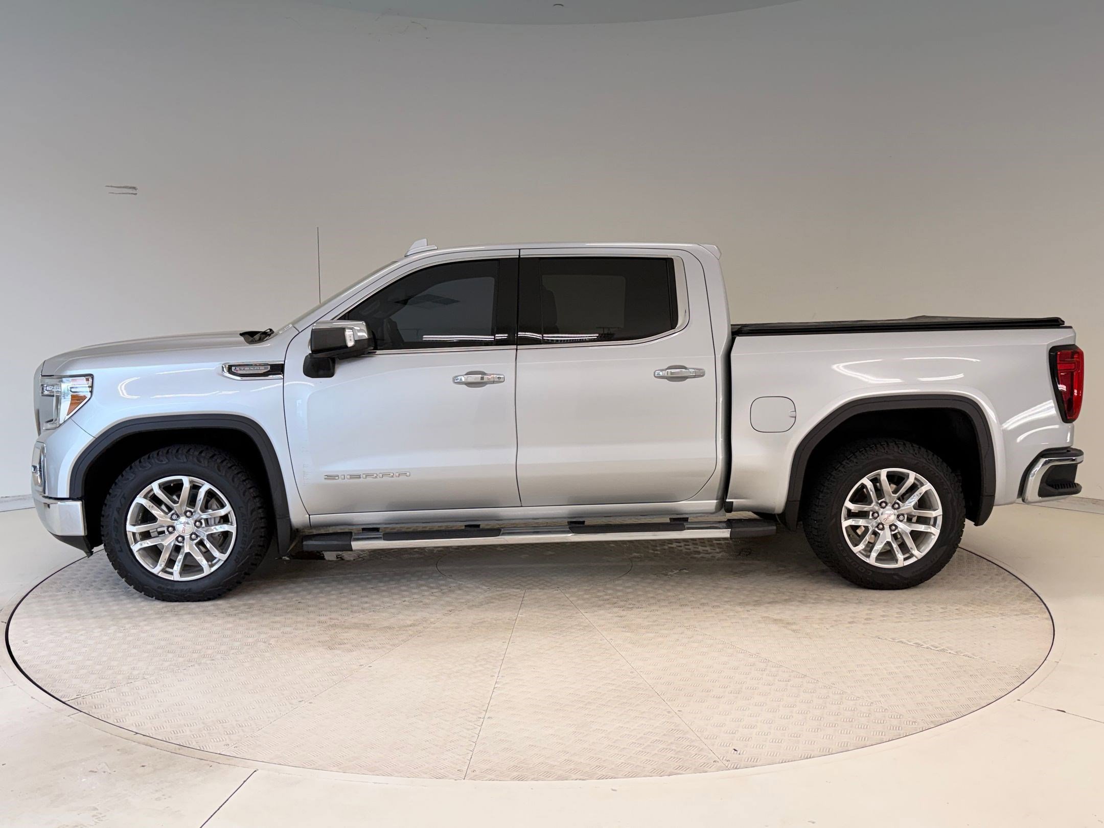 Used 2020 GMC Sierra 1500 SLT image 2
