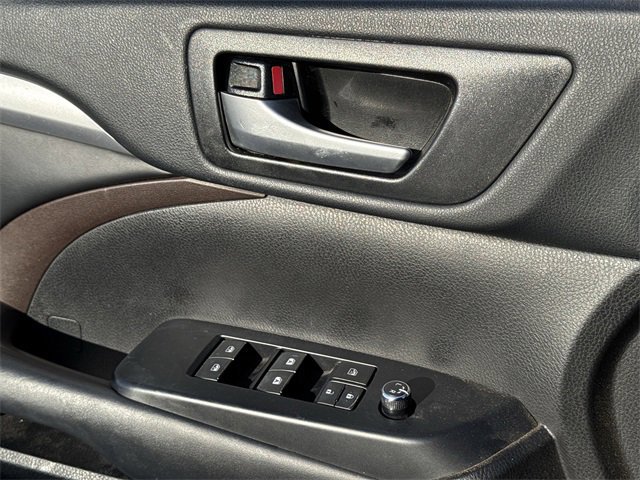 Used 2019 Toyota Highlander XLE image 26