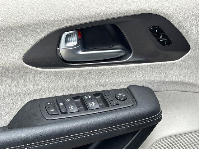 Used 2024 Chrysler Pacifica Touring-L FWD image 17