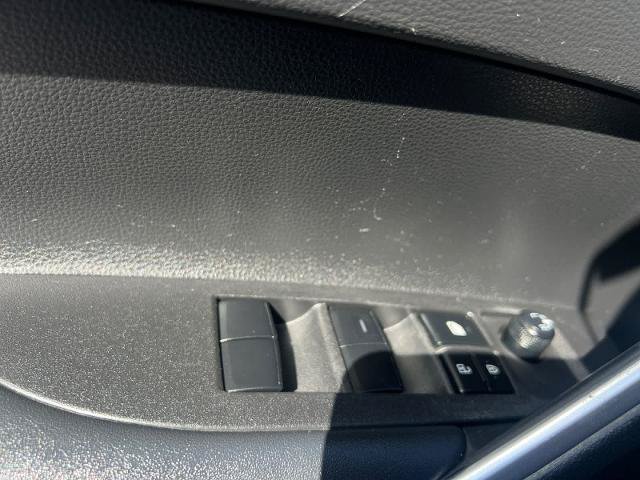 Used 2022 Toyota Corolla Cross LE w/ Moonroof Package FWD image 16