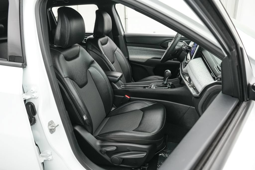 Used 2025 Jeep Compass Latitude AWD/4WD image 20