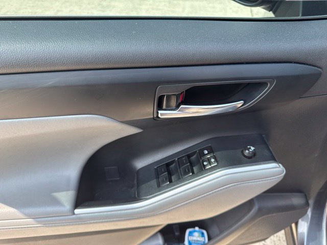 Used 2023 Toyota Highlander XLE AWD/4WD image 31
