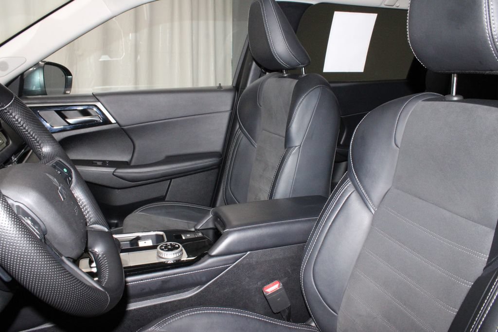 Used 2025 Mitsubishi Outlander AWD image 26